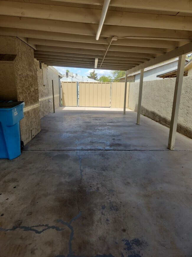 Building Photo - Coming Soon! 3 Bed, 1 Bath, Accross from GCU!! (Available on 06/15/26)