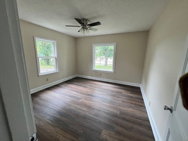 Building Photo - Cozy 2 Bedroom/ 1 Bath Cottage in West Nas...