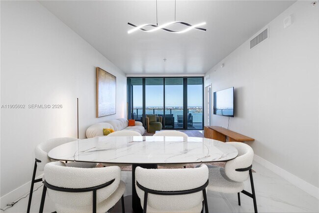 Building Photo - 700 NE 24th St