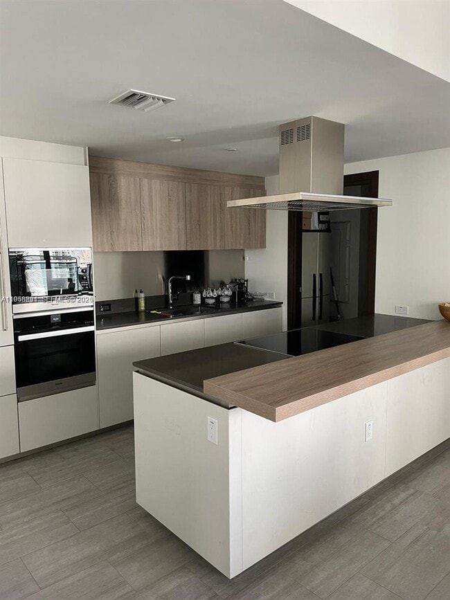 Building Photo - 1000 Brickell Plaza