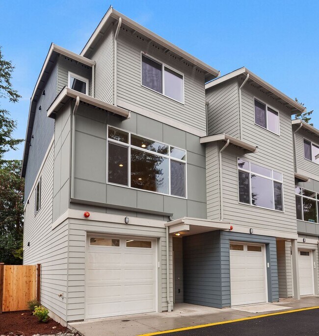 Building Photo - 4Bd/3.5Ba Shoreline Townhome