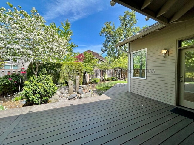 Building Photo - 820 NW Pebble Beach Way