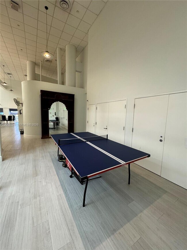 Building Photo - 16500 Collins Ave
