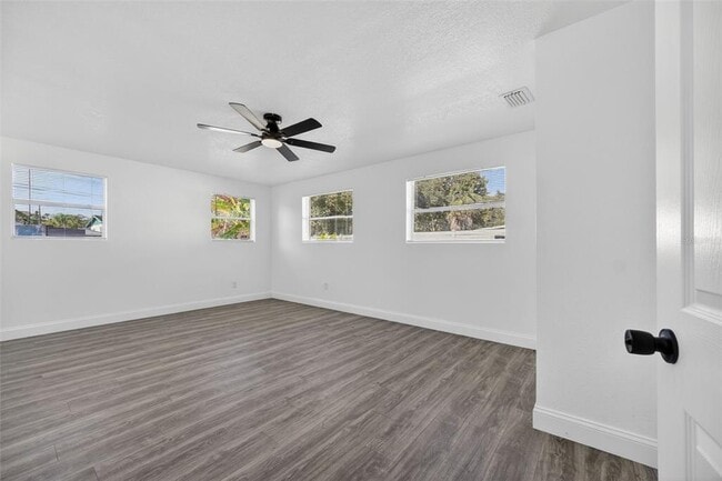 Building Photo - 3034 Touraine Ave