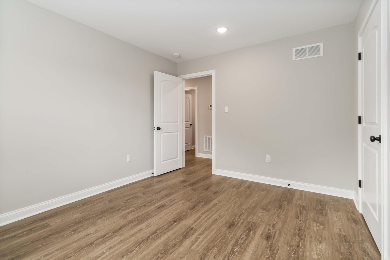 Building Photo - 418 Nandino Cir