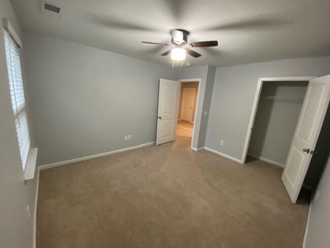 Building Photo - Welcome to a move-in ready haven!!!