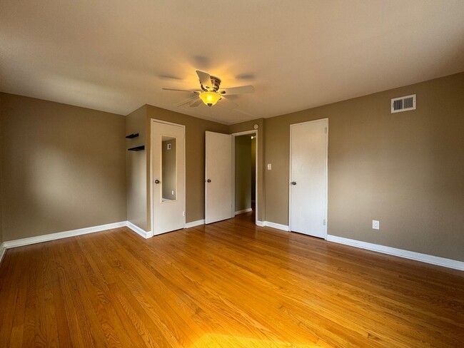 Building Photo - Beautiful 2 Bed 2 Bath Semi-Detached Brick...
