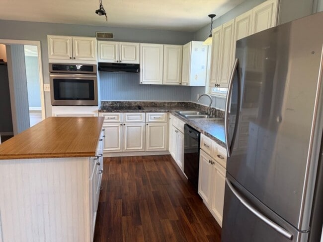 Building Photo - Seymour 37865 - One-level brick home with 3 bedrooms, 2 baths & bonus room - Call Linda Meese (86...