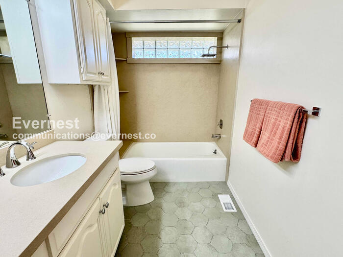 Building Photo - 11811 E 91st St