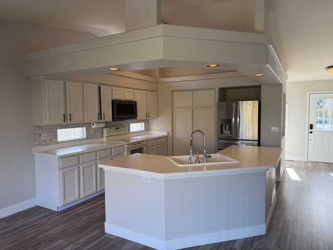 Building Photo - Spacious and Bright 3BD Home in Denver - Available Now