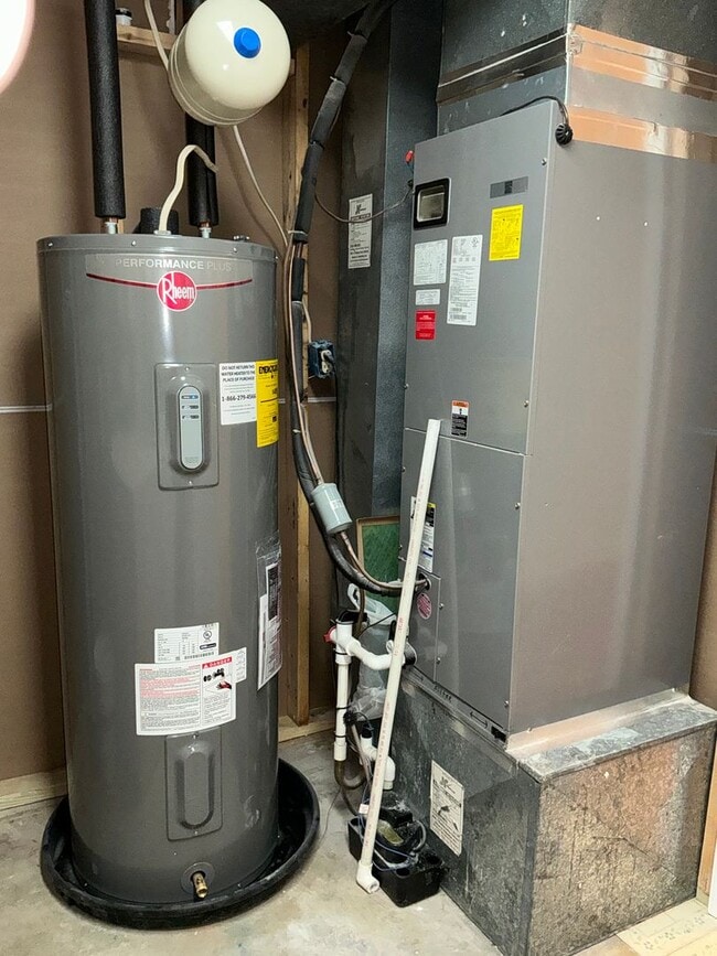 Building Photo - Very well maintained 3 bedroom 2 full 1 half bath town home located in the desired Stonebridge Co...