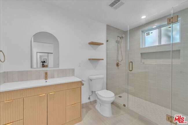 Building Photo - 6913 Encino Ave