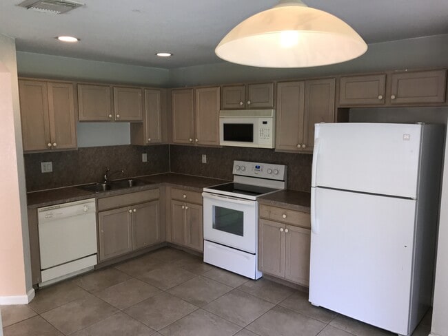 Building Photo - 6109 Reynolds St