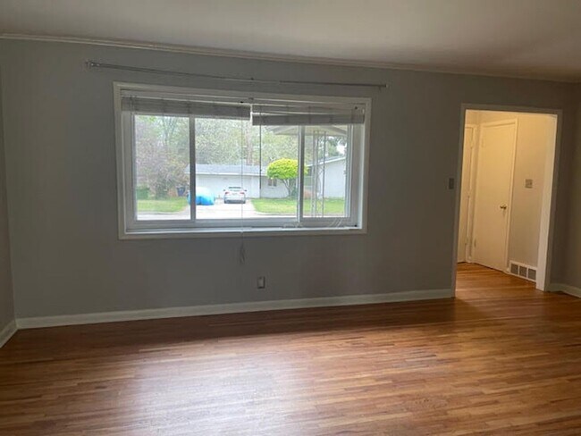 Building Photo - Well Maintained Mid Town Bungalow!