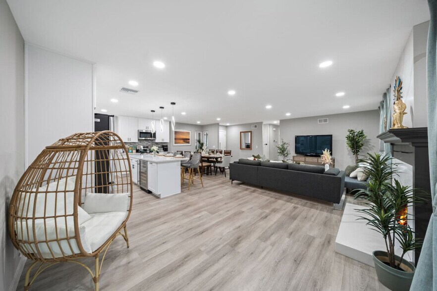 Building Photo - 9804 Costa Lago St