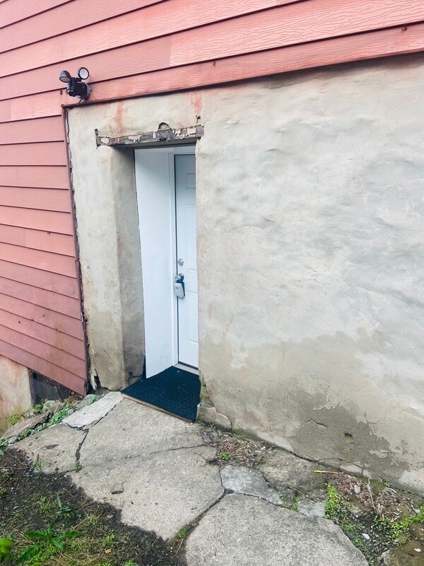 Building Photo - 139-141 E Sycamore St