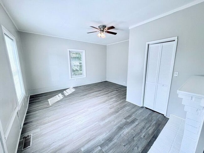 Building Photo - 533 Broadway St