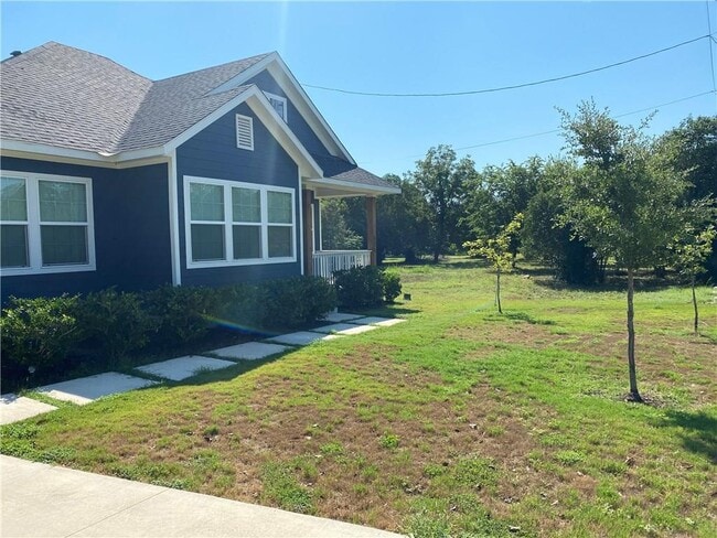 Building Photo - 606 W 1st St