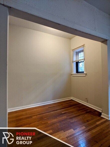 Building Photo - 717 W Barry Ave