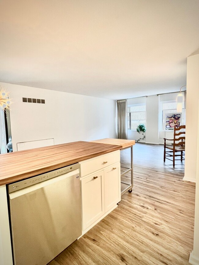 Building Photo - Newly Renovated 2bd/2ba Dwtn Condo!