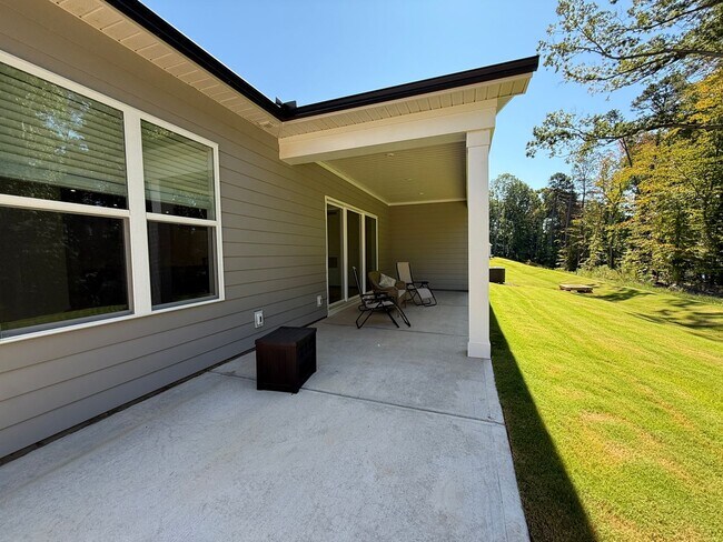 Building Photo - Beautiful 4 Bedroom Single Family Home