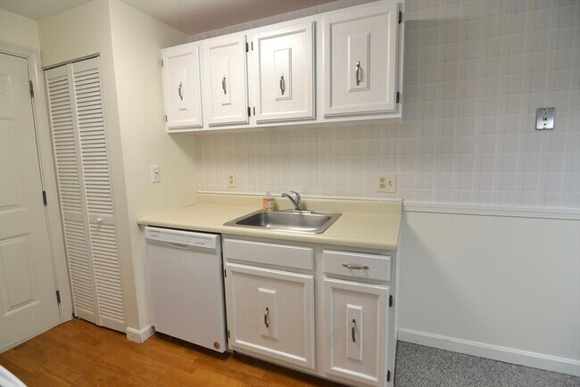 Building Photo - 7 Thoreau Ct