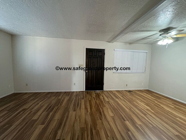 Building Photo - Spacious Holladay 3 Bedroom Duplex with 2-...