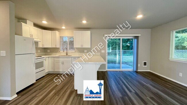 Building Photo - Cute and cozy, newly renovated 3 bedroom tucked inside a charming Tri-plex!