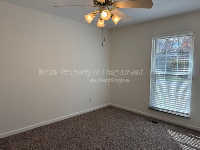 Building Photo - 11105 Lake Hills Dr