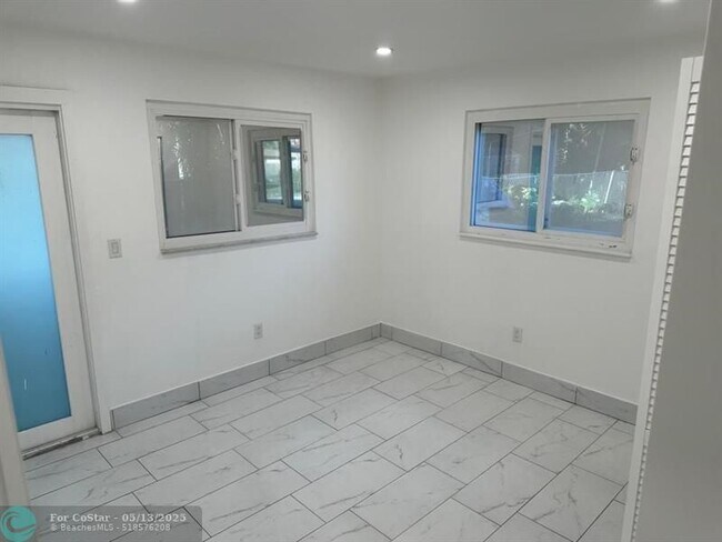 Building Photo - 4655 SW 33rd Ave