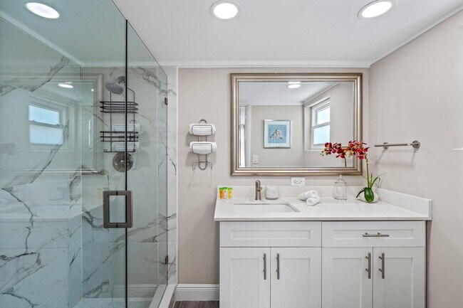 Building Photo - 214 Seacrest Ln