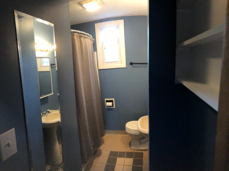 Building Photo - 701 E 8th St