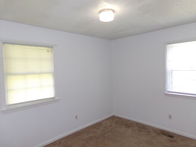 Building Photo - Great Family home