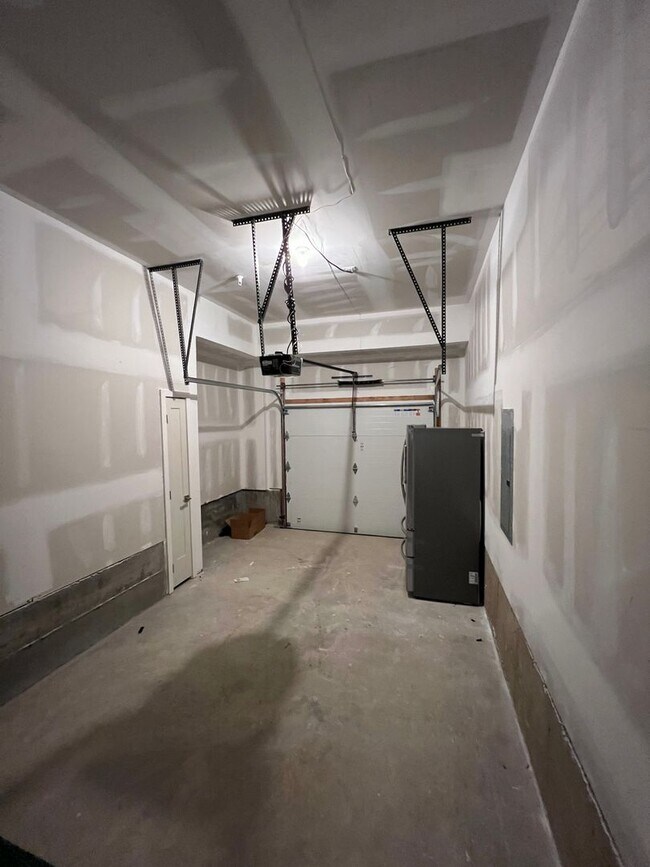 Building Photo - Gorgeous 3BD/2.5BA Waterfront Townhome!