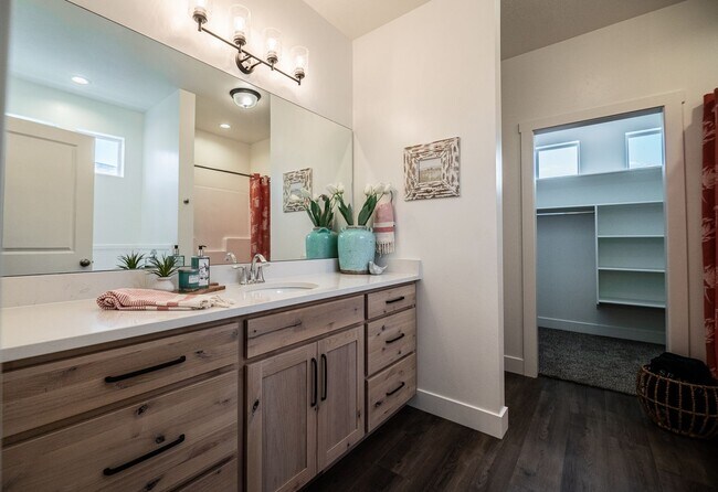 Building Photo - Brand New Luxury 4 Bedroom 2.5 Bath with O...