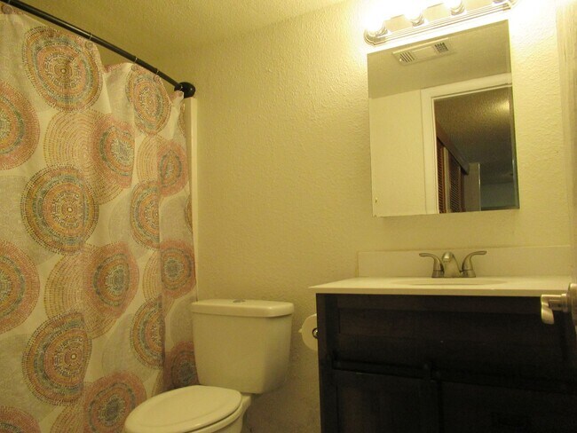 Building Photo - Adorable main floor 1 bed unit