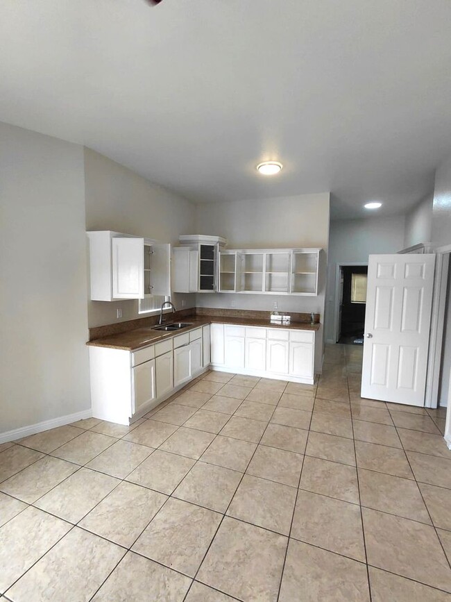 Building Photo - 851 W 93rd St