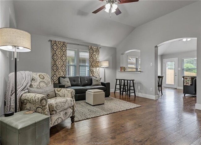 Building Photo - 1031 Fallbrook Loop