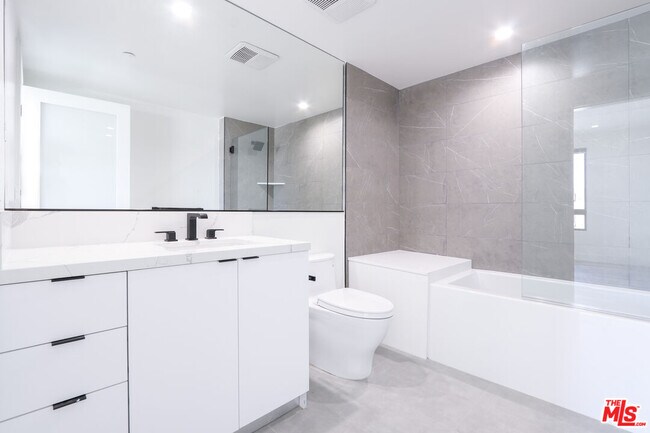 Building Photo - 11800 Courtleigh Dr