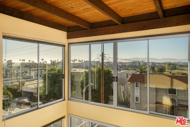 Building Photo - 364 Pershing Dr