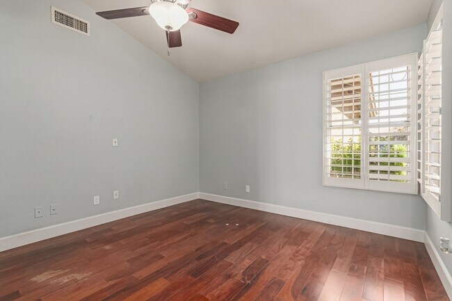 Building Photo - 4 bed 2 bath Stunner w/ Sparkling Pool