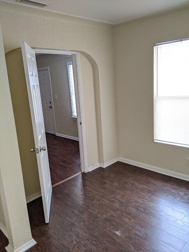 Building Photo - Newly Remodeled! Beautiful 2 bedroom/ 1 bath home / Laundry Room / Car Port