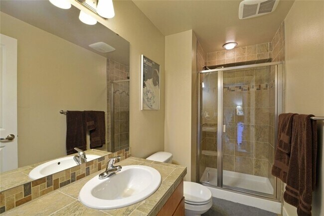 Building Photo - Stylish Townhome 4 Blocks North of Green Lake