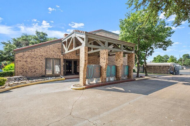 Building Photo - 8888 Tallwood Dr