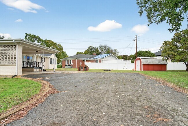 Building Photo - 147 Sunset Dr