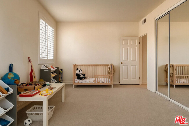Building Photo - 501 S Gretna Green Way