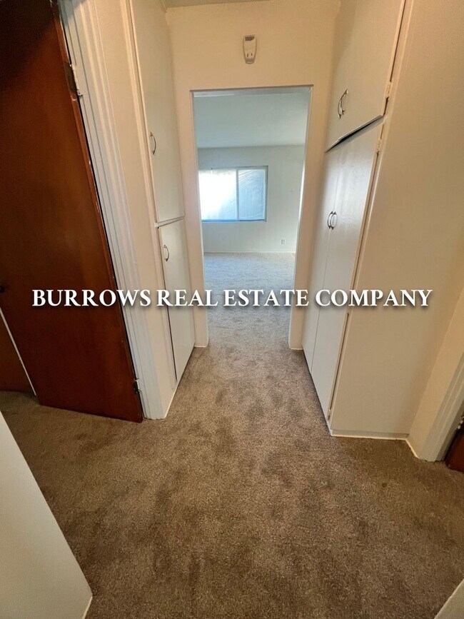 Building Photo - Single story 2 bedroom, 1 bathroom apartment in Ventura