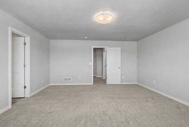 Building Photo - 3 bedroom - Date St