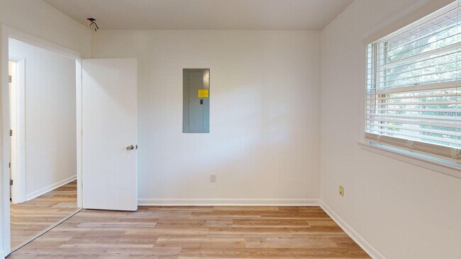 Building Photo - 4403 Ventura Dr
