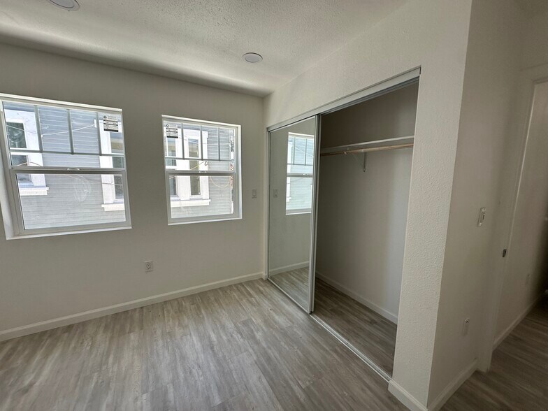 Building Photo - 616 S Van Ness Ave